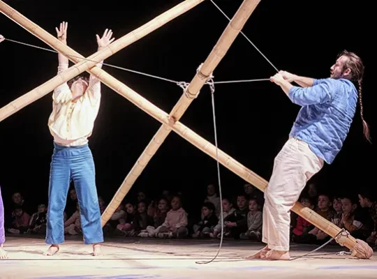 Spectacle à voir en famille en île-de-france avec des tout-petits : entre les lignes.