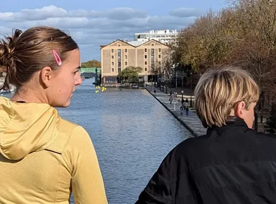 Que faire avec des ados à Paris ? Nos bonnes idées de sorties, expos, spectacles, ateliers pour les enfants dès 12 ans