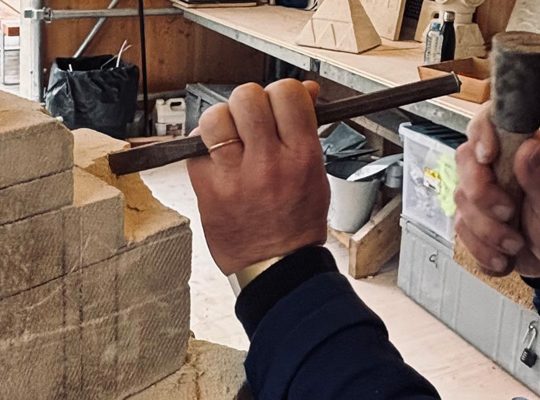 tailler la pierre avec des enfants